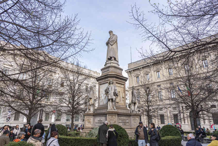 Italia - Milán 091 - plaza de La Scala - monumento a Leonardo da Vinci